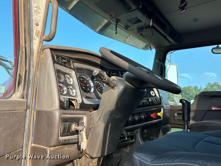 image for item EK3290 2010 Kenworth T800 semi truck