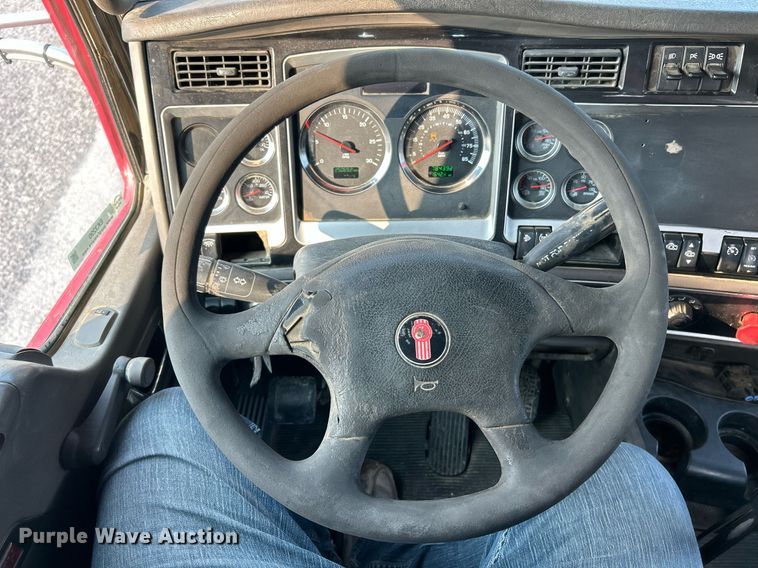 image for item EK3290 2010 Kenworth T800 semi truck
