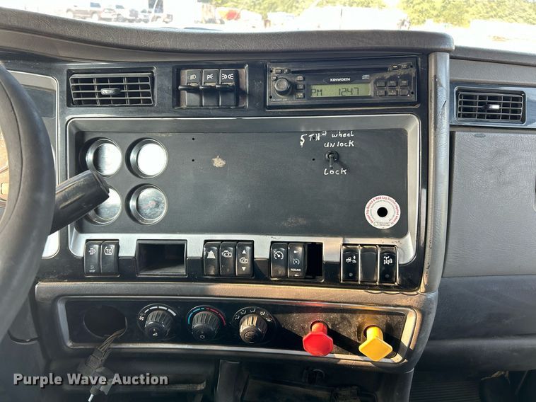image for item EK3290 2010 Kenworth T800 semi truck