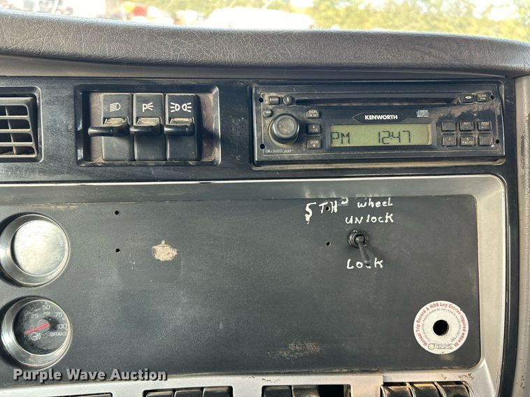 image for item EK3290 2010 Kenworth T800 semi truck