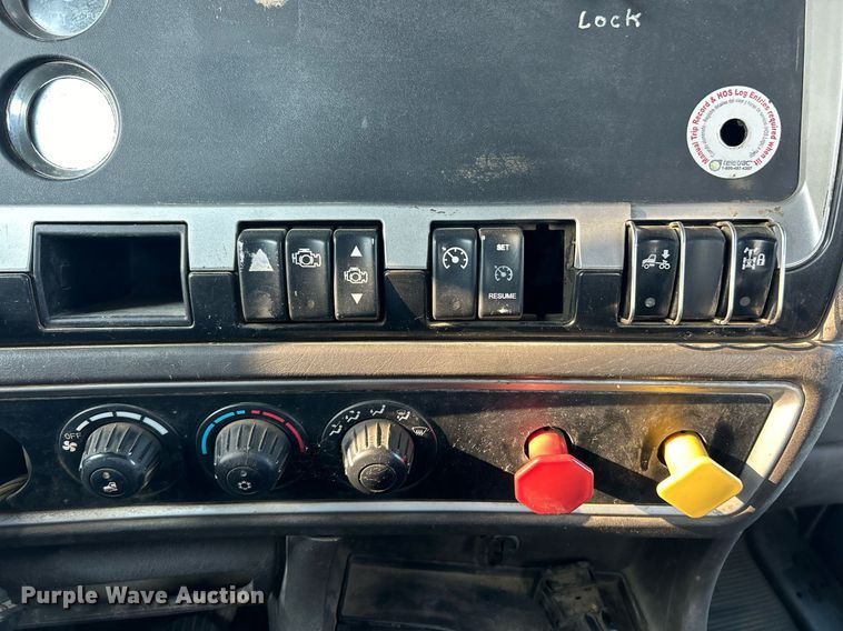 image for item EK3290 2010 Kenworth T800 semi truck