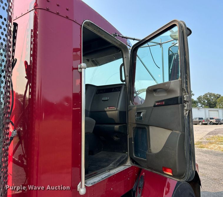 image for item EK3290 2010 Kenworth T800 semi truck