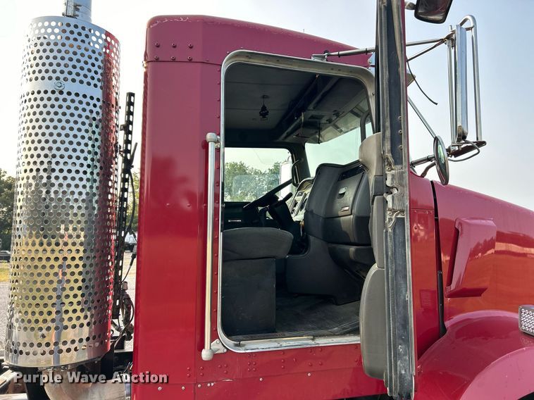 image for item EK3290 2010 Kenworth T800 semi truck