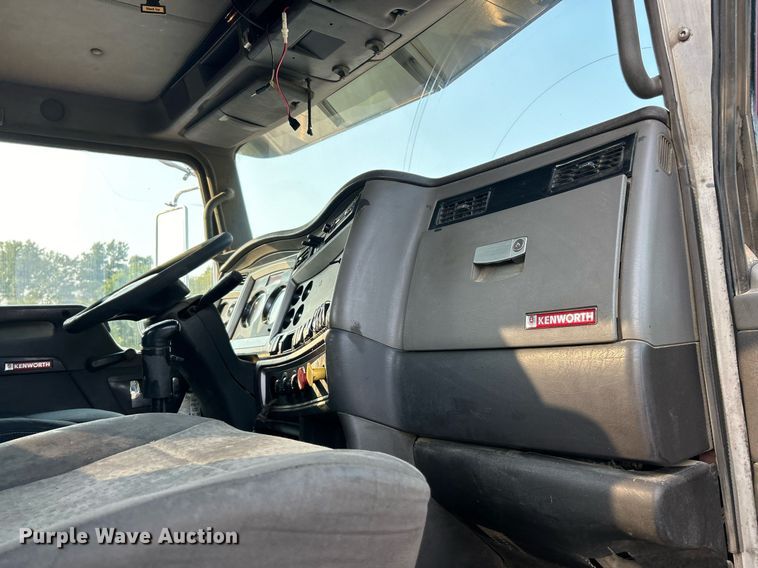 image for item EK3290 2010 Kenworth T800 semi truck