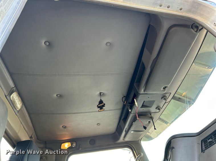 image for item EK3290 2010 Kenworth T800 semi truck