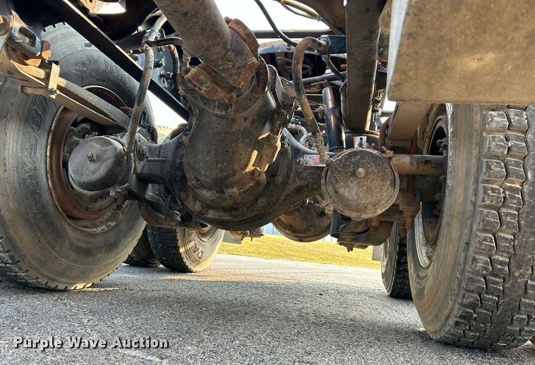 image for item EK3290 2010 Kenworth T800 semi truck