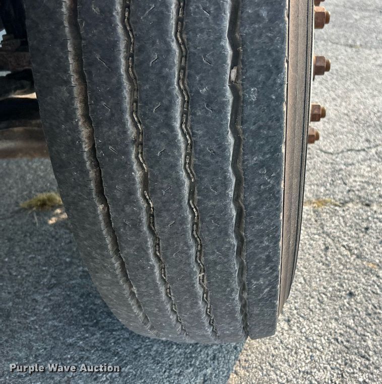 image for item EK3290 2010 Kenworth T800 semi truck