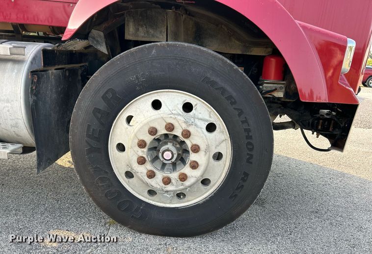 image for item EK3290 2010 Kenworth T800 semi truck