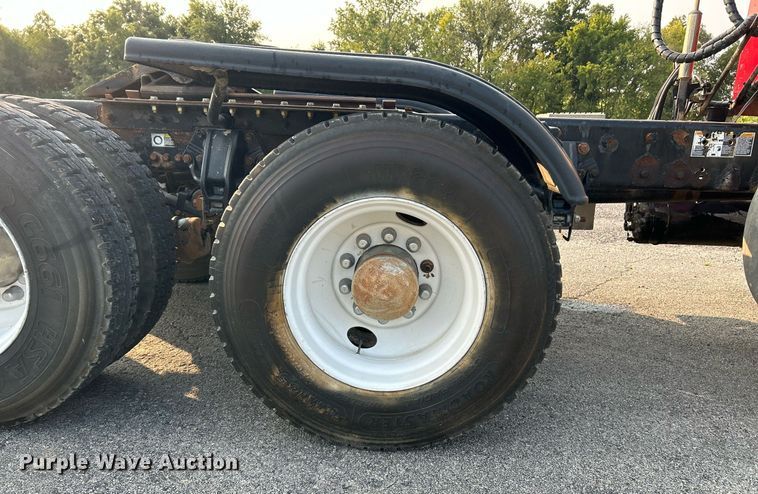 image for item EK3290 2010 Kenworth T800 semi truck