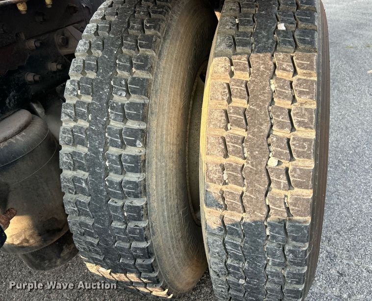 image for item EK3290 2010 Kenworth T800 semi truck