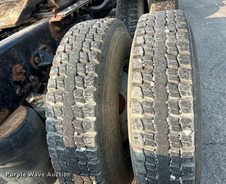 image for item EK3290 2010 Kenworth T800 semi truck