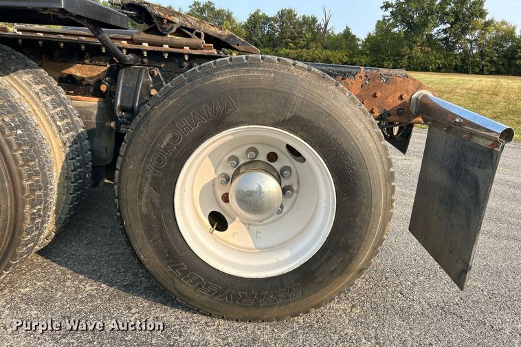 image for item EK3290 2010 Kenworth T800 semi truck