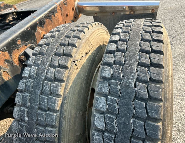 image for item EK3290 2010 Kenworth T800 semi truck