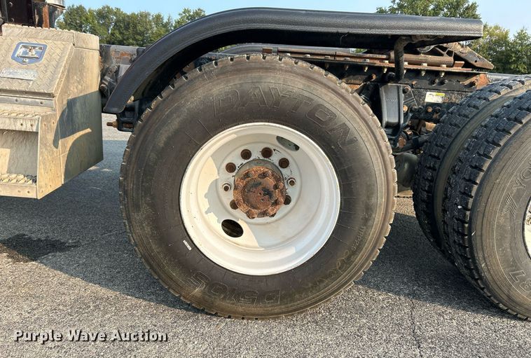 image for item EK3290 2010 Kenworth T800 semi truck