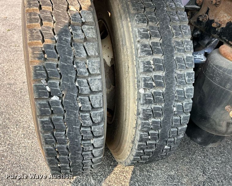 image for item EK3290 2010 Kenworth T800 semi truck