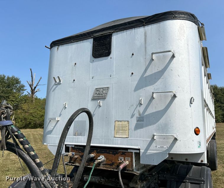 image for item EK3298 2000 East end dump trailer