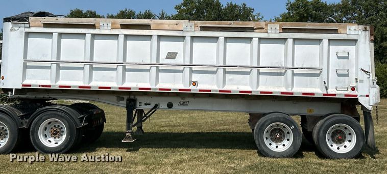 image for item EK3298 2000 East end dump trailer