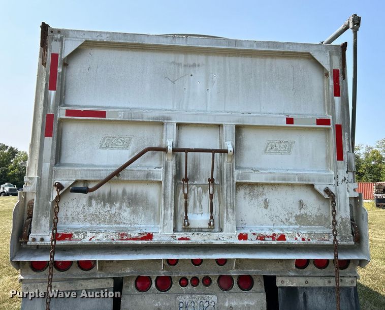 image for item EK3298 2000 East end dump trailer