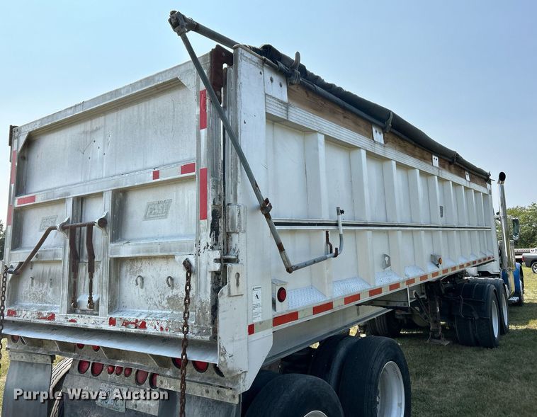image for item EK3298 2000 East end dump trailer