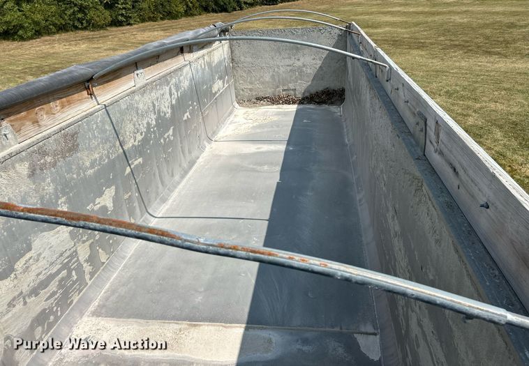 image for item EK3298 2000 East end dump trailer