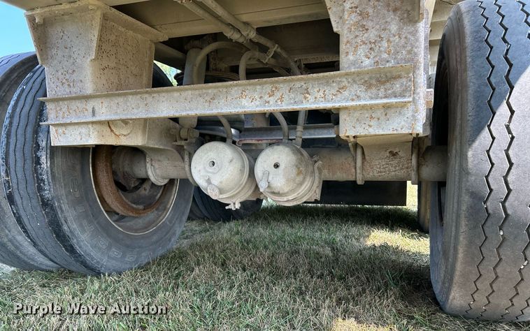 image for item EK3298 2000 East end dump trailer