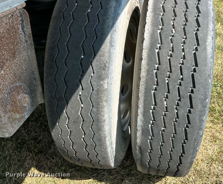 image for item EK3298 2000 East end dump trailer