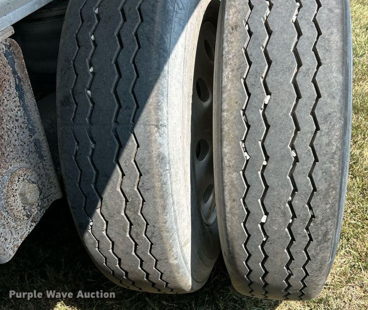 image for item EK3298 2000 East end dump trailer