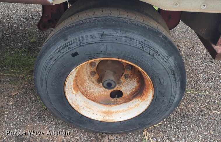 image for item EQ2077 1990 Road Systems Trailers dry van trailer