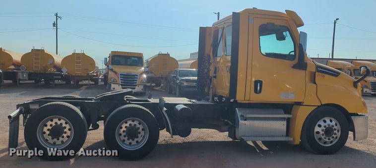 image for item EQ2154 2021 Freightliner Cascadia 126 semi truck
