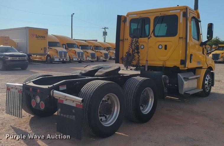 image for item EQ2154 2021 Freightliner Cascadia 126 semi truck