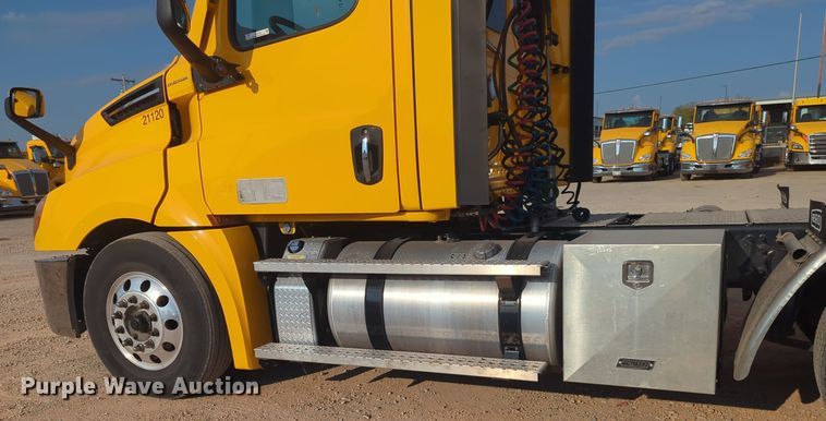 image for item EQ2154 2021 Freightliner Cascadia 126 semi truck