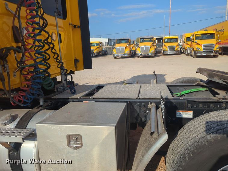 image for item EQ2154 2021 Freightliner Cascadia 126 semi truck