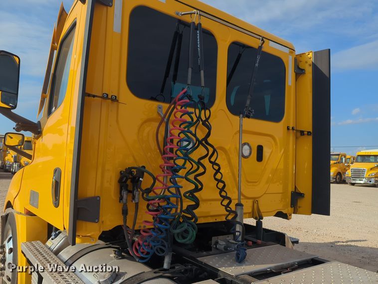 image for item EQ2154 2021 Freightliner Cascadia 126 semi truck