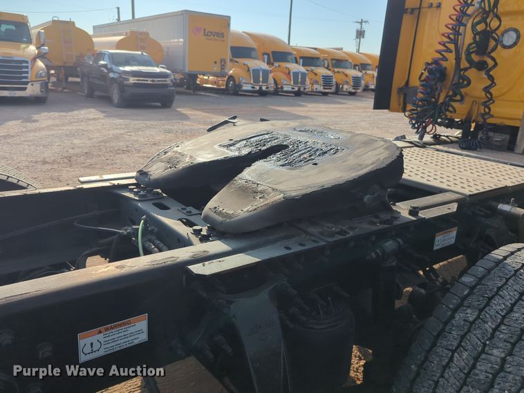 image for item EQ2154 2021 Freightliner Cascadia 126 semi truck