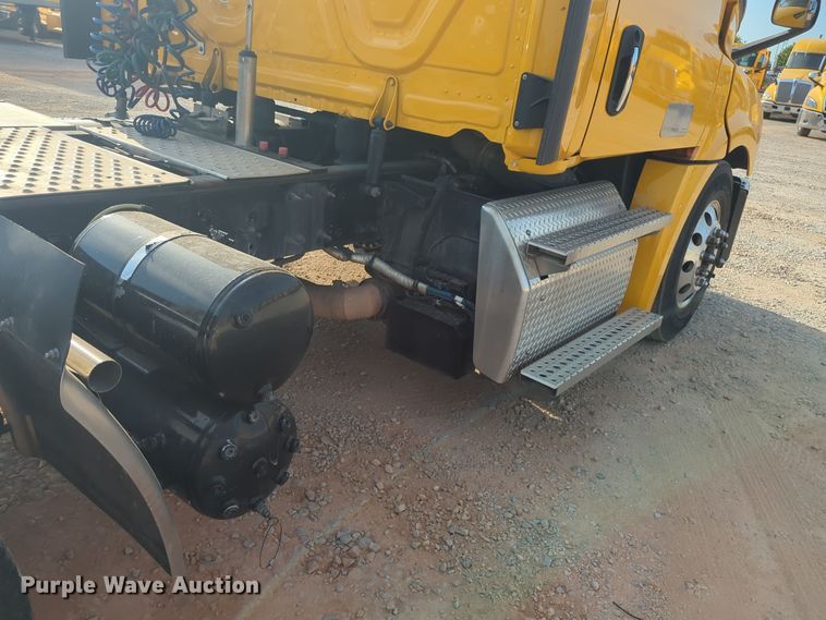 image for item EQ2154 2021 Freightliner Cascadia 126 semi truck