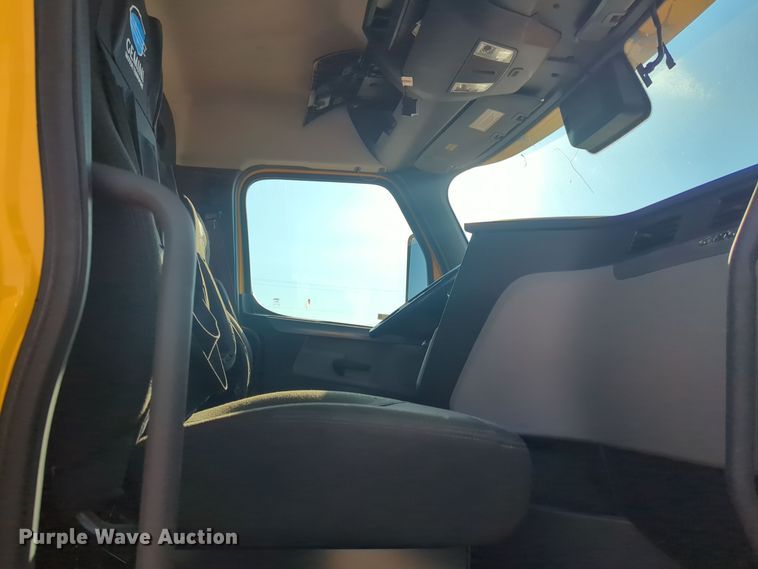 image for item EQ2154 2021 Freightliner Cascadia 126 semi truck