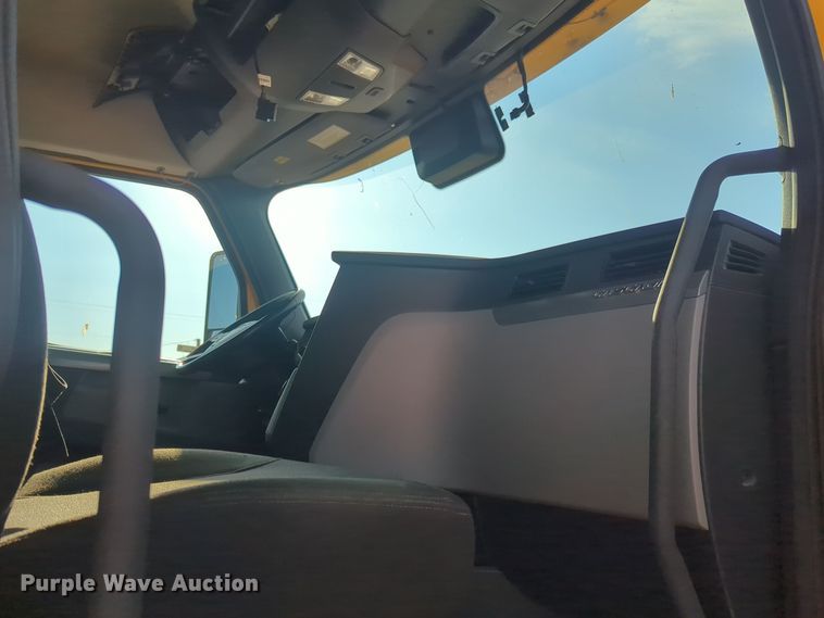 image for item EQ2154 2021 Freightliner Cascadia 126 semi truck