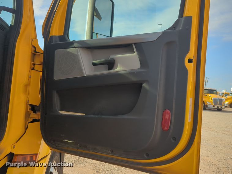 image for item EQ2154 2021 Freightliner Cascadia 126 semi truck