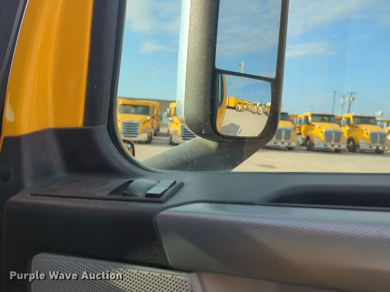 image for item EQ2154 2021 Freightliner Cascadia 126 semi truck