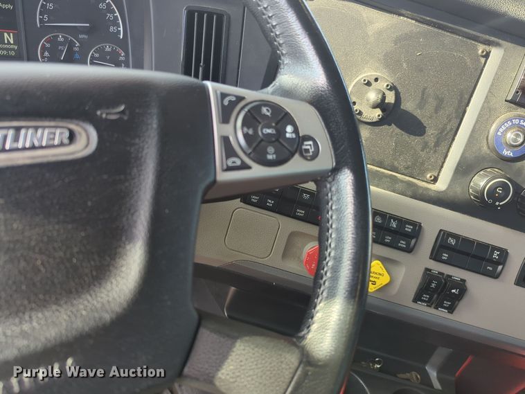 image for item EQ2154 2021 Freightliner Cascadia 126 semi truck