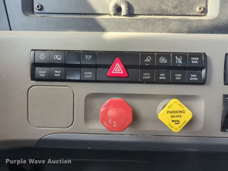 image for item EQ2154 2021 Freightliner Cascadia 126 semi truck