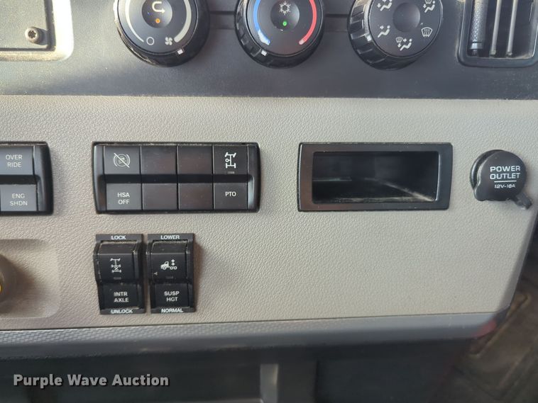 image for item EQ2154 2021 Freightliner Cascadia 126 semi truck