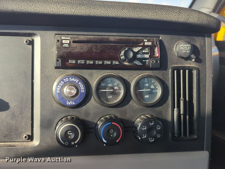 image for item EQ2154 2021 Freightliner Cascadia 126 semi truck