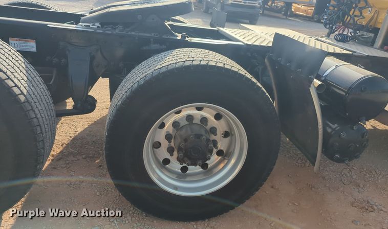 image for item EQ2154 2021 Freightliner Cascadia 126 semi truck