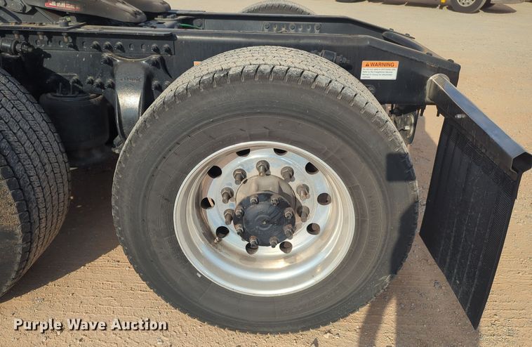 image for item EQ2154 2021 Freightliner Cascadia 126 semi truck