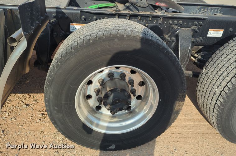 image for item EQ2154 2021 Freightliner Cascadia 126 semi truck