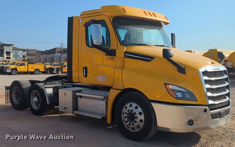 image for item EQ2155 2020 Freightliner  Cascadia 126 semi truck