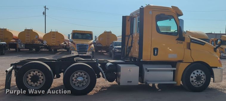 image for item EQ2155 2020 Freightliner  Cascadia 126 semi truck