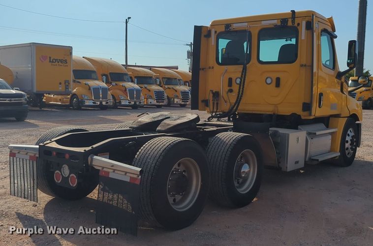 image for item EQ2155 2020 Freightliner  Cascadia 126 semi truck