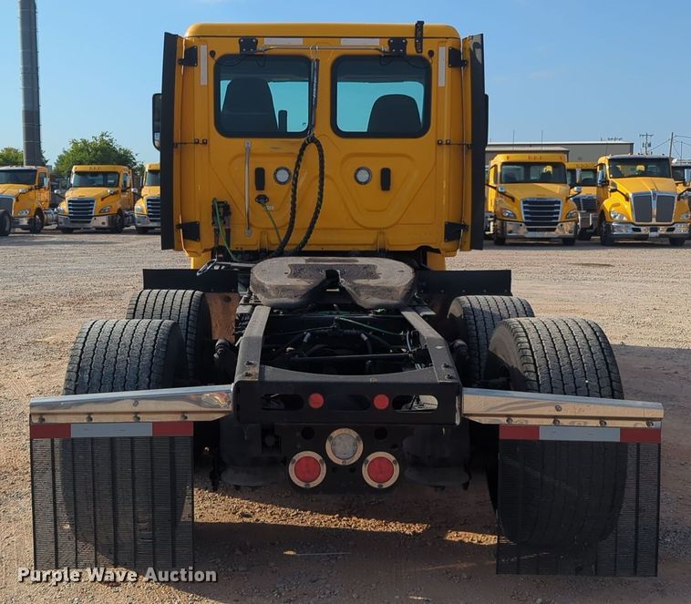 image for item EQ2155 2020 Freightliner  Cascadia 126 semi truck